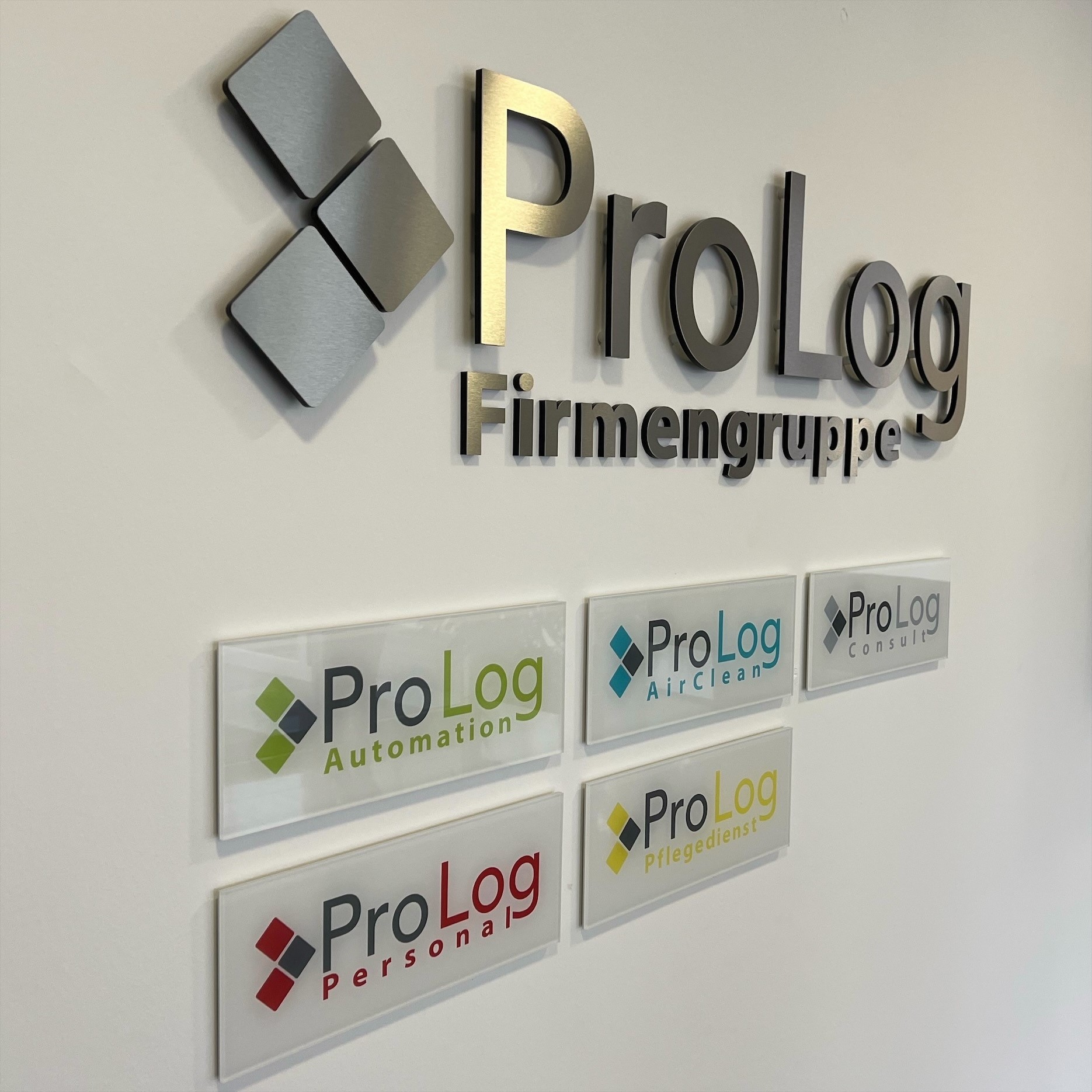 Logos der ProLog Firmengruppe