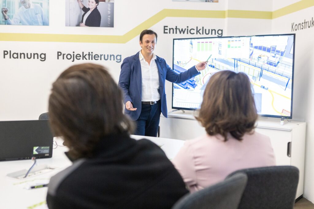 Ein ProLog Mitarbeiter führt eine FTS Schulung für ProLog Kunden im Schulungsraum durch