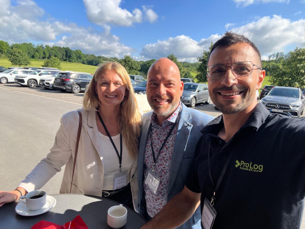 Marco Bernstein von ProLog Automation, Helena Maier und Nico Hackmann von mobile Robots beim mR xPERIENCE DAY in Meinerzhagen
