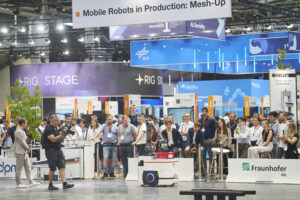 B4, B4.330, Mobile Robots in Production: Mesh-up, Demonstration, Live, Moderator, Roboter Demonstration, KUKA, KUKA Roboter, Transport, Picking up, dpm, Roboter, Logistik, Future of Work, KI-Automatisierung, manuel process, ek-robotics, Vario Move, mini cart, small load carrier, Vorführung, automatica, 2025