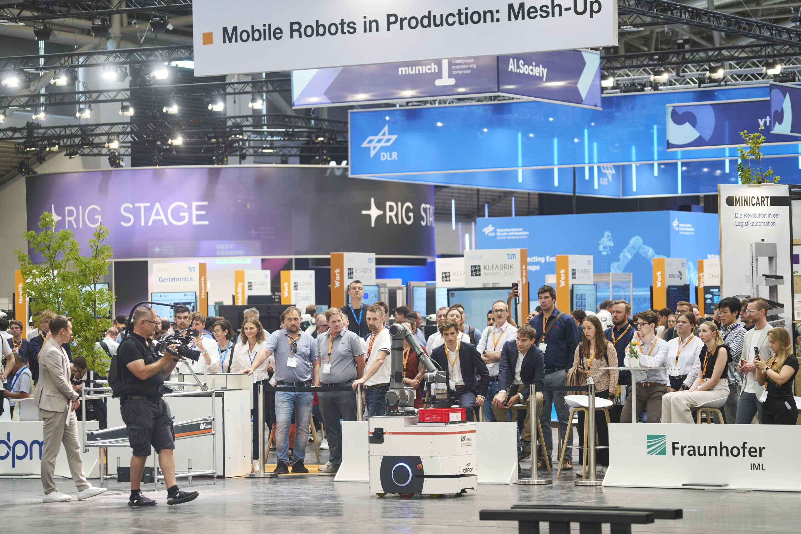 B4, B4.330, Mobile Robots in Production: Mesh-up, Demonstration, Live, Moderator, Roboter Demonstration, KUKA, KUKA Roboter, Transport, Picking up, dpm, Roboter, Logistik, Future of Work, KI-Automatisierung, manuel process, ek-robotics, Vario Move, mini cart, small load carrier, Vorführung, automatica, 2025