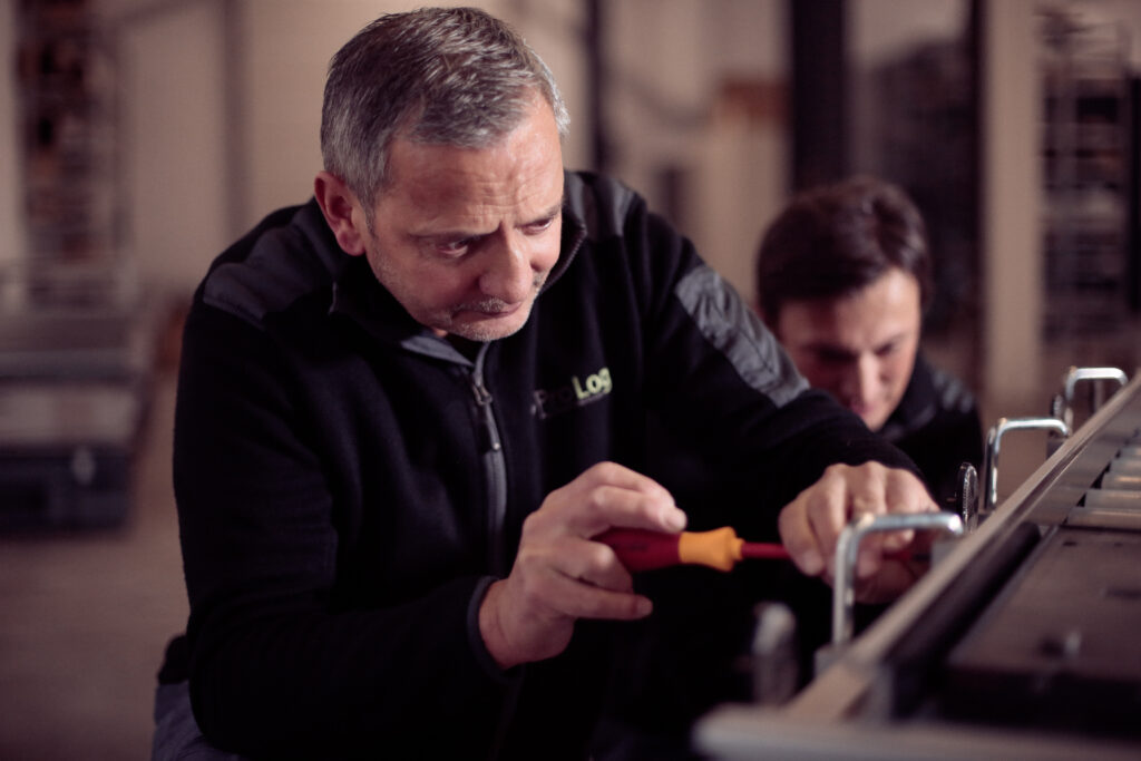 AMR Experten montieren FTS